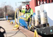 Binnenschiff aus Rotterdam legt in Minden an