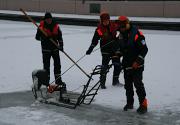 Alte Kanalbr�cke wird mit Motors�ge freigeschnitten
